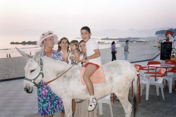 Karina Falagan con su mascota, un burro que era toda una atracción para los más pequeños en Samil.