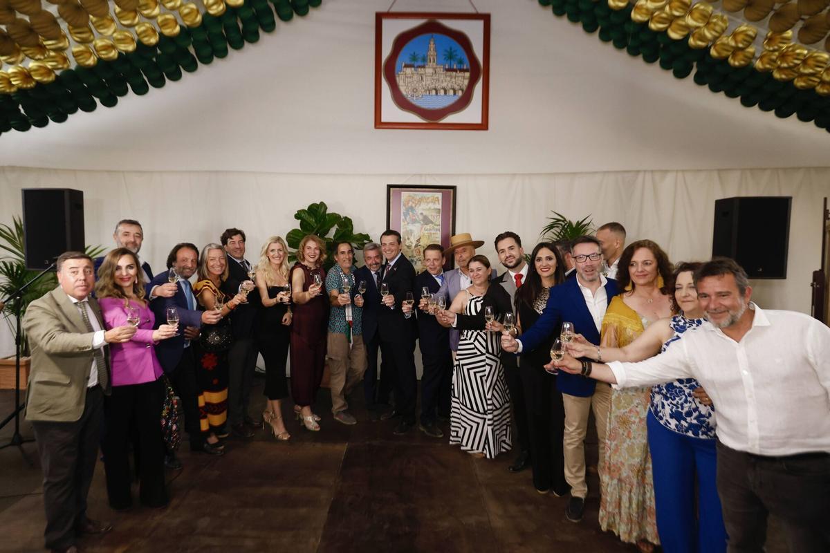 La Corporación municipal celebra el tradicional inicio de fiesta en la Caseta Municipal
