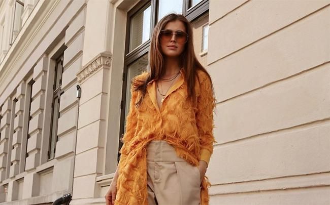 La influencer Darja Barannik, de naranja y crema