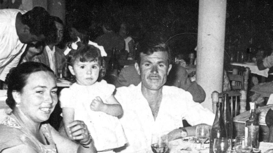 La pequeña Toñi en 1957, acompañada por sus padres, José y Francisca, en el merendero Casa Pedro, en El Palo.