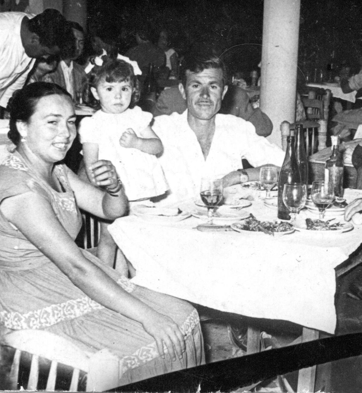 La pequeña Toñi en 1957, acompañada por sus padres, José y Francisca, en el merendero Casa Pedro, en El Palo.