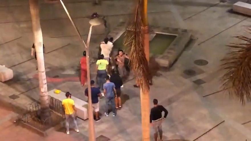 Así fue la bronca en la plaza Farray por la que los vecinos está indignados en Las Palmas de Gran Canaria