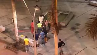 Así fue la bronca en la plaza Farray por la que los vecinos está indignados en Las Palmas de Gran Canaria