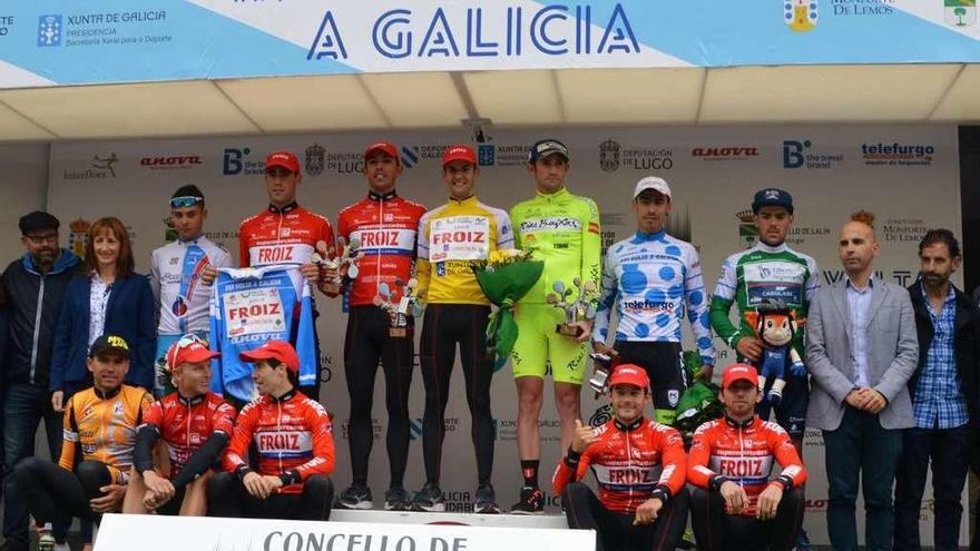 El podio de la Volta a Galicia, ayer tras la última etapa disputada ayer en Santiago.