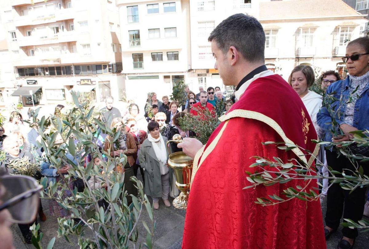 El párroco Marcos Torres, 
durante la bendición en la
 Praza da Igrexa de Lalín.   | // BERNABÉ