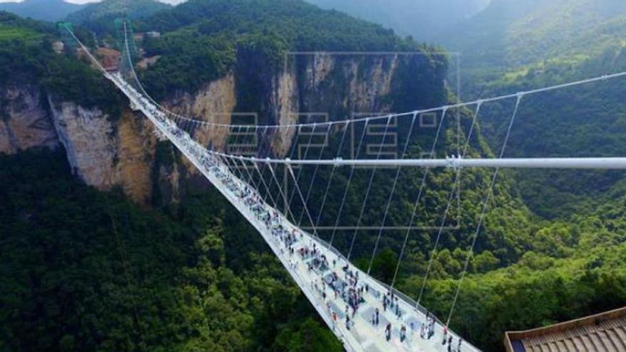 Cerrado el puente de cristal de Tianmenshan de China tras dos semanas de la inauguración
