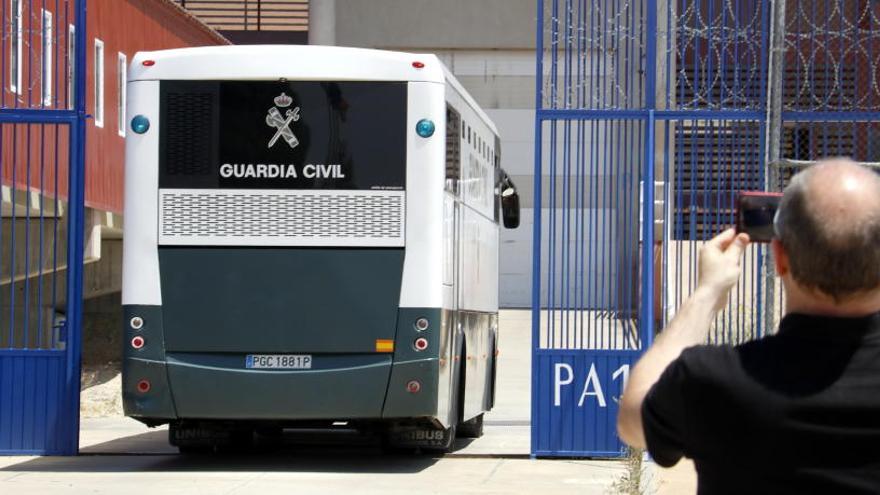 L&#039;autocar amb els presos independentistes, entrant a la presó de Zuera