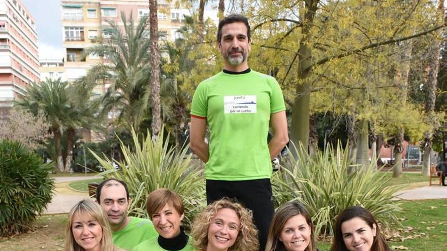 Javier Tortosa, en el centro, con sus compañeros de reto.