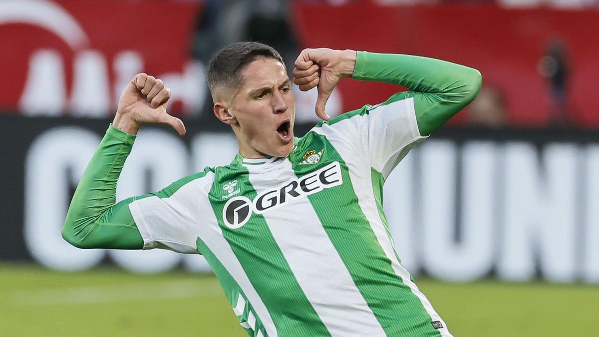 Sergi Altimira celebra el 0-2 en el derbi entre Sevilla y Betis en el Ramón Sánchez-Pizjuán.