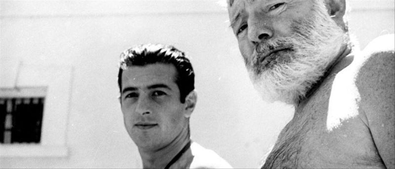 El torero Antonio Ordóñez y Ernest Hemingway en la piscina de La Consula.
