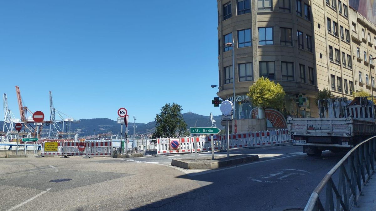 El corte del acceso a Julián Estévez por obras de Aqualia se mantendrá un mes.