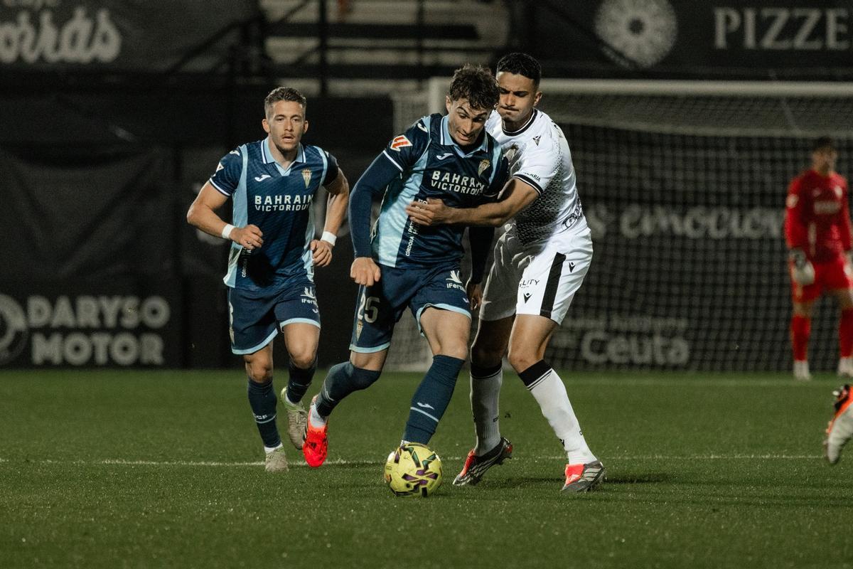 Mikel Goti protege la posesión en el pasado Ceuta-Córdoba CF.