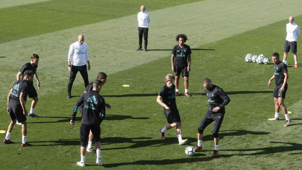 Zinedine Zidane en un rondo con sus jugadores en un entrenamiento del Real Madrid