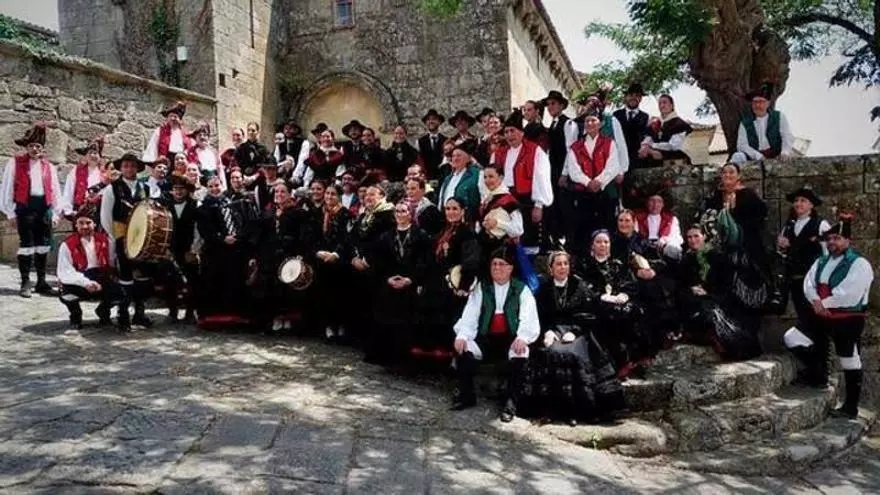 Muere un integrante de la agrupación folclórica Cantigas e Agarimos en plena actuación