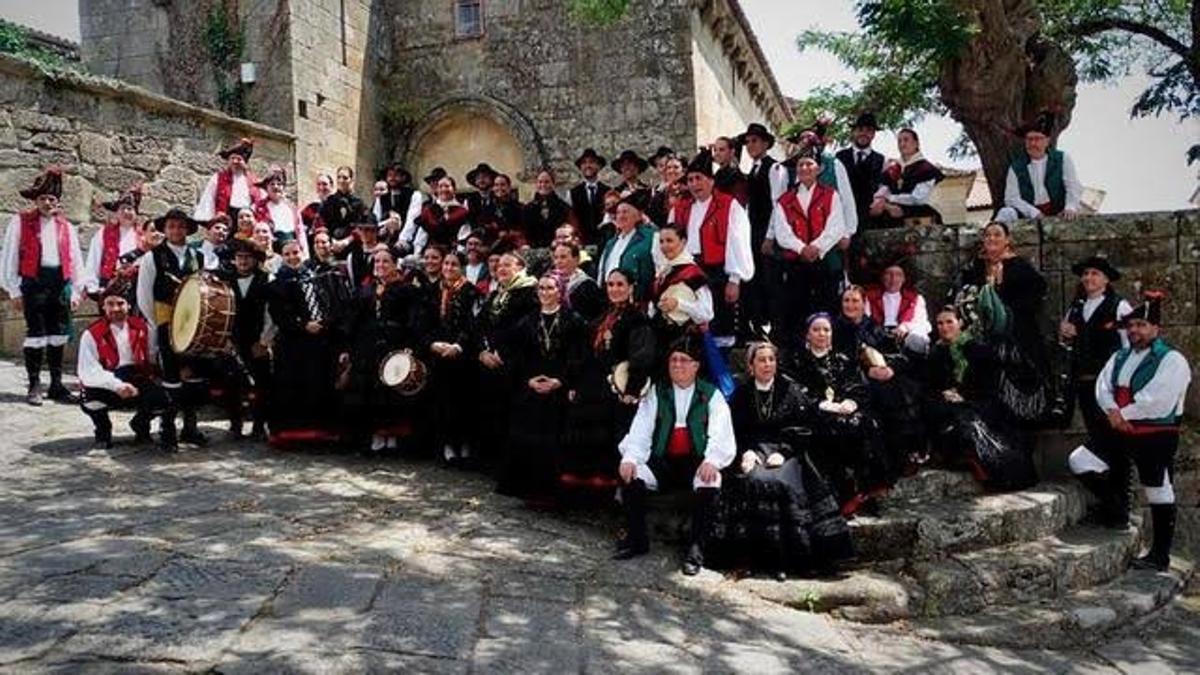 Integrantes de la agrupación folclórica santiaguesa Cantigas e Agarimos.
