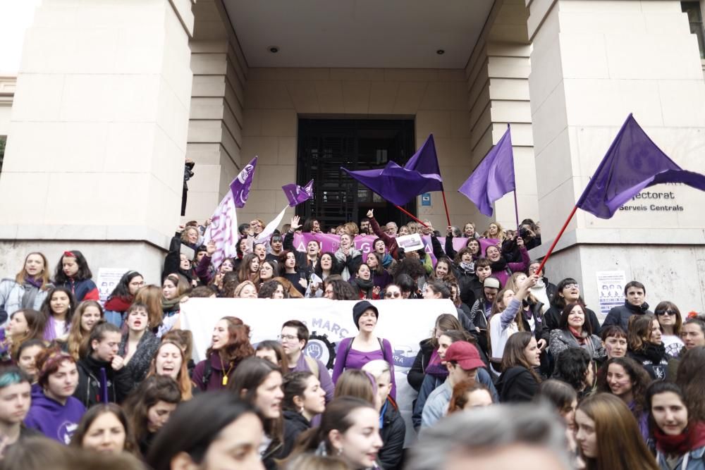 Protesta estudiantil ante el Rectorado de la Universitat de València