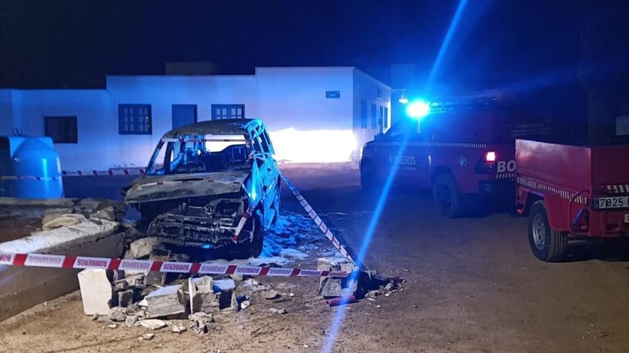 Un todoterreno arde tras estamparse contra el parque infantil de La Graciosa