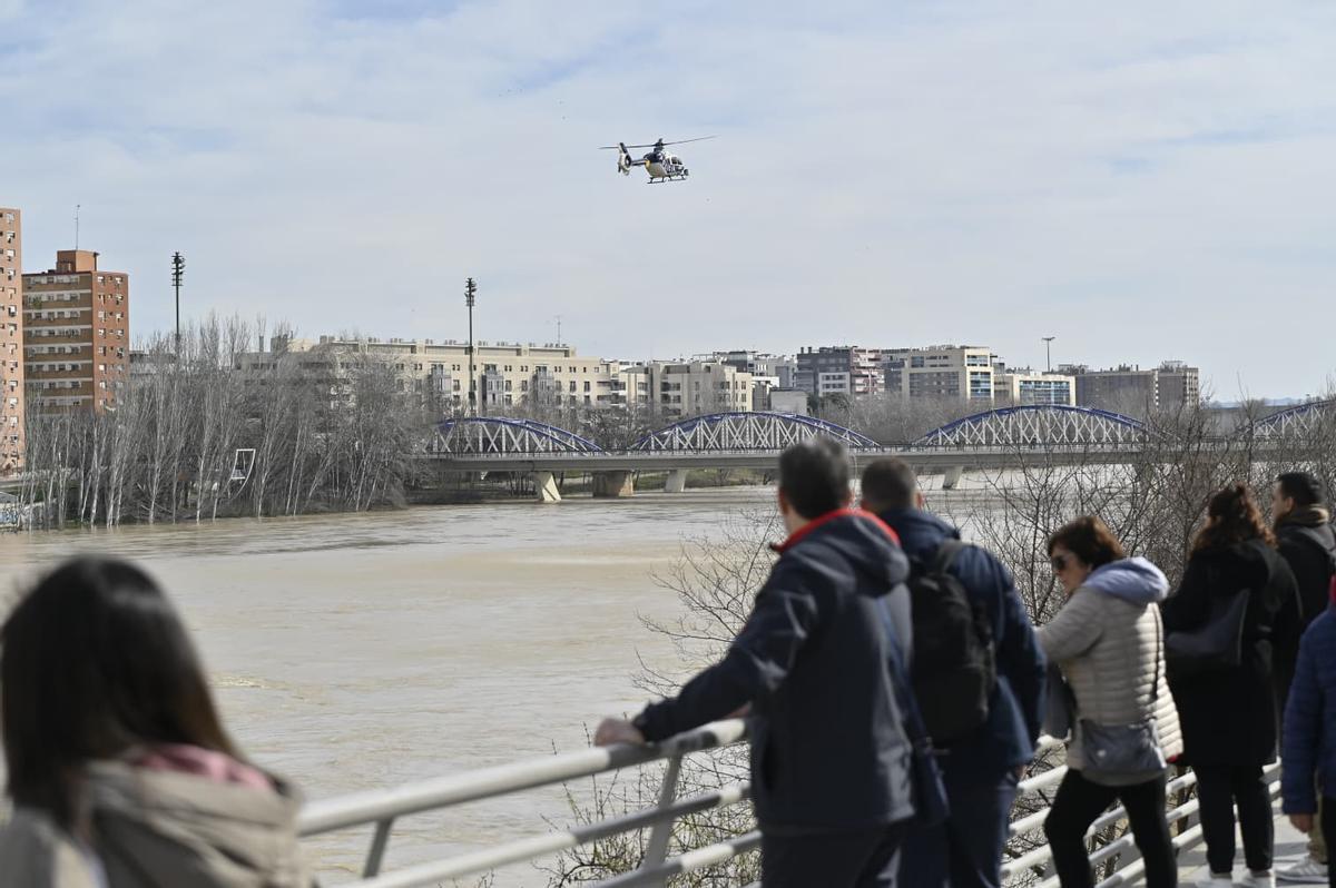 El helicoptero de la Policía Nacional sobrevuela el río Ebro en sus labores de vigilancia.