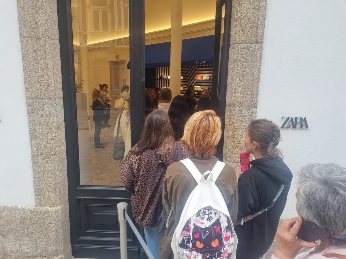 Colas en el Zara de la calle Compostela de A Coruña por la nueva colección de Zara dedicada a San Juan.