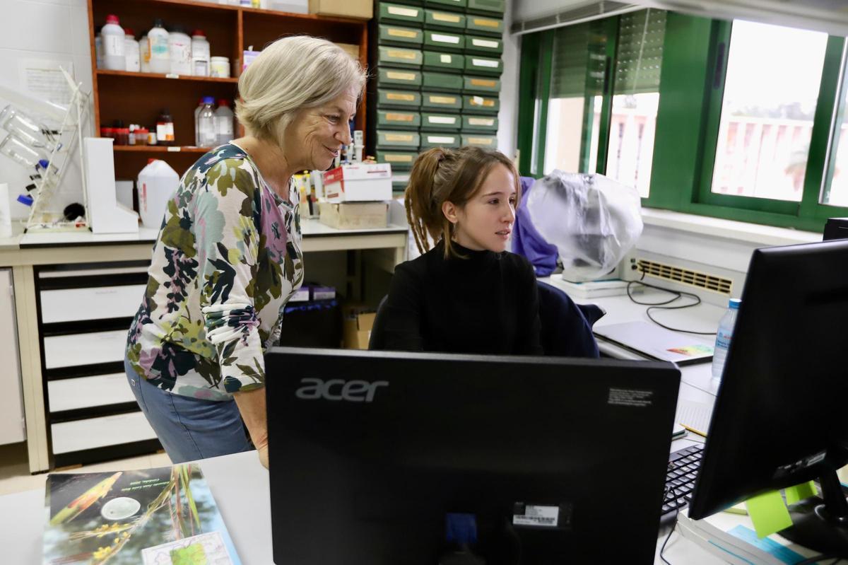 Carmen Galán, izquierda, en el campus de Rabanales, donde se encuentra la Red Española de Aerobiología.