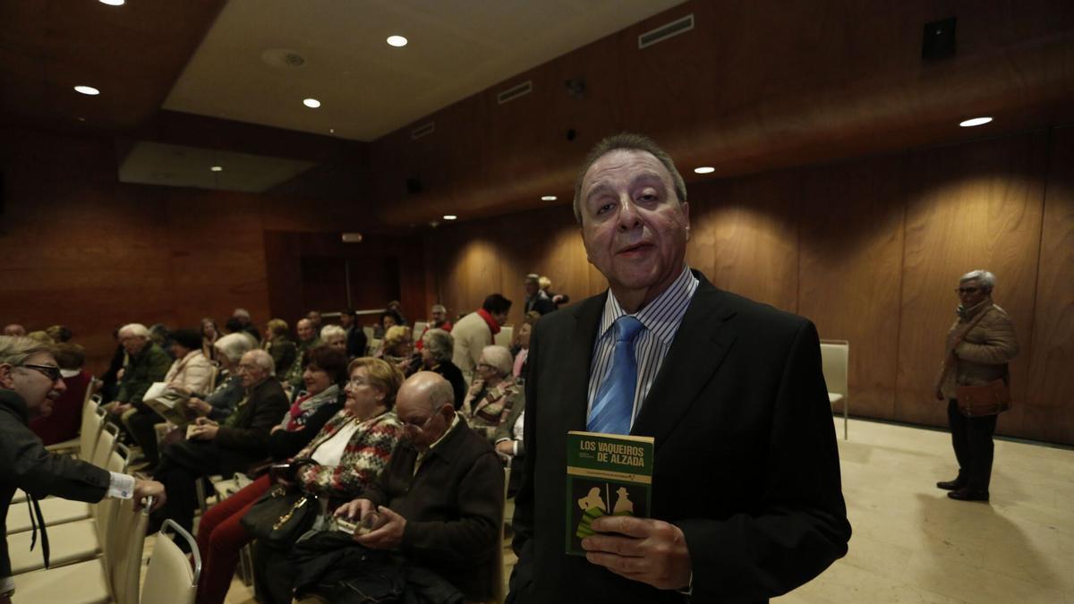 RAMON BARAGAÑO, PERIODISTA Y ESCRITOR, MOMENTOS ANTES DE UNA CONFERENCIA EN EL PALACIO DE FERRERA EN UNA IMAGEN DE ARCHIVO.