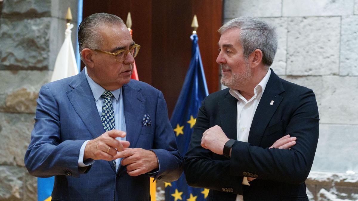 El presidente del CES, José Carlos Francisco Díaz, junto al presidente del Gobierno de Canarias, Fernando Clavijo.