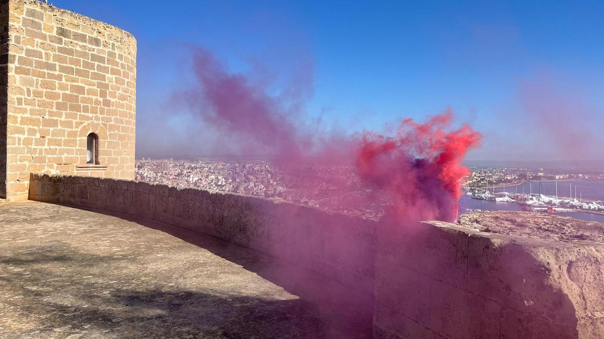 El acto solidario se ha inaugurado con el encendido de la Torre del Homenaje del Castillo de Bellver.