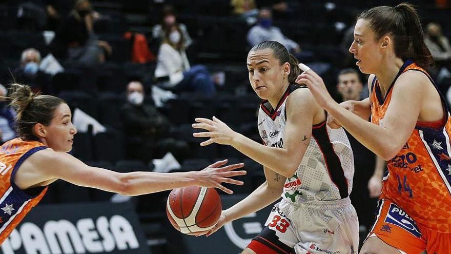 El València es va desfer ahir clarament de l&#039;Ensino i va confirmar la seva presència a les semifinals de la Lliga Femenina.