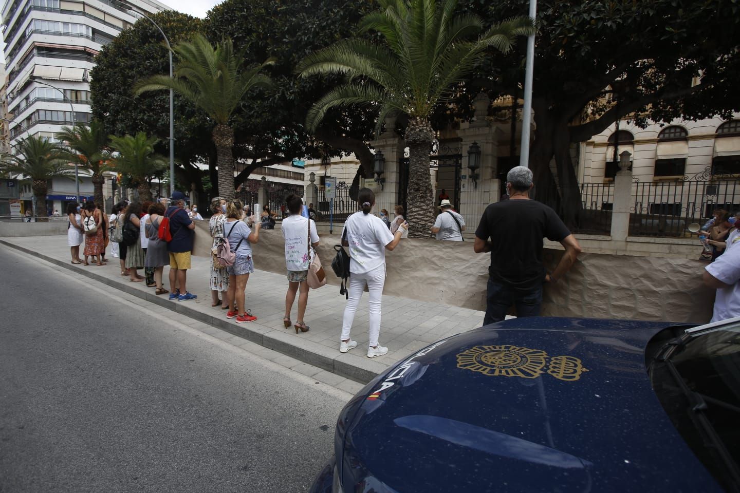 Protesta de interinos en la puerta de la Diputación