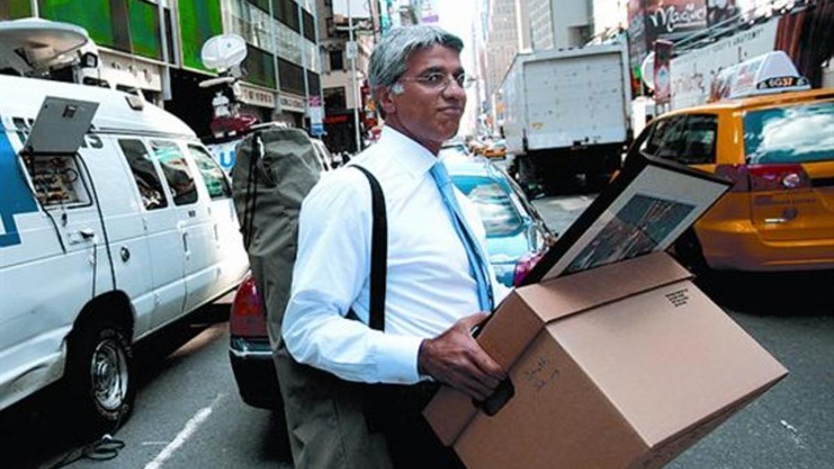 Un empleado de Lehman Brothers con sus pertenencias, en el 2007.