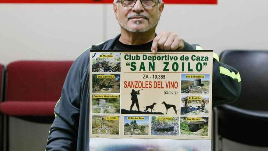 Benito Sánchez posa con el calendario con imágenes de algunas de las fuentes recuperadas como bebederos de fauna.