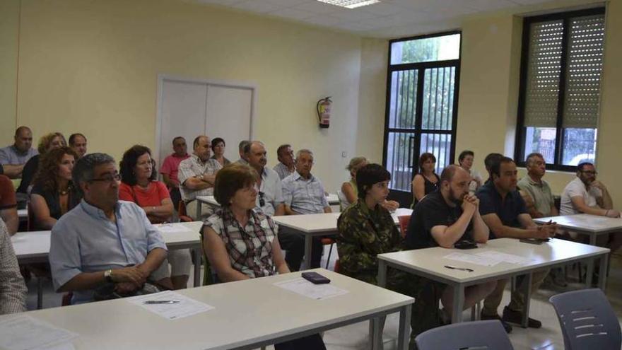 Participantes en una reunión informativa de Smart Rural, en este caso celebrada en Villardeciervos.