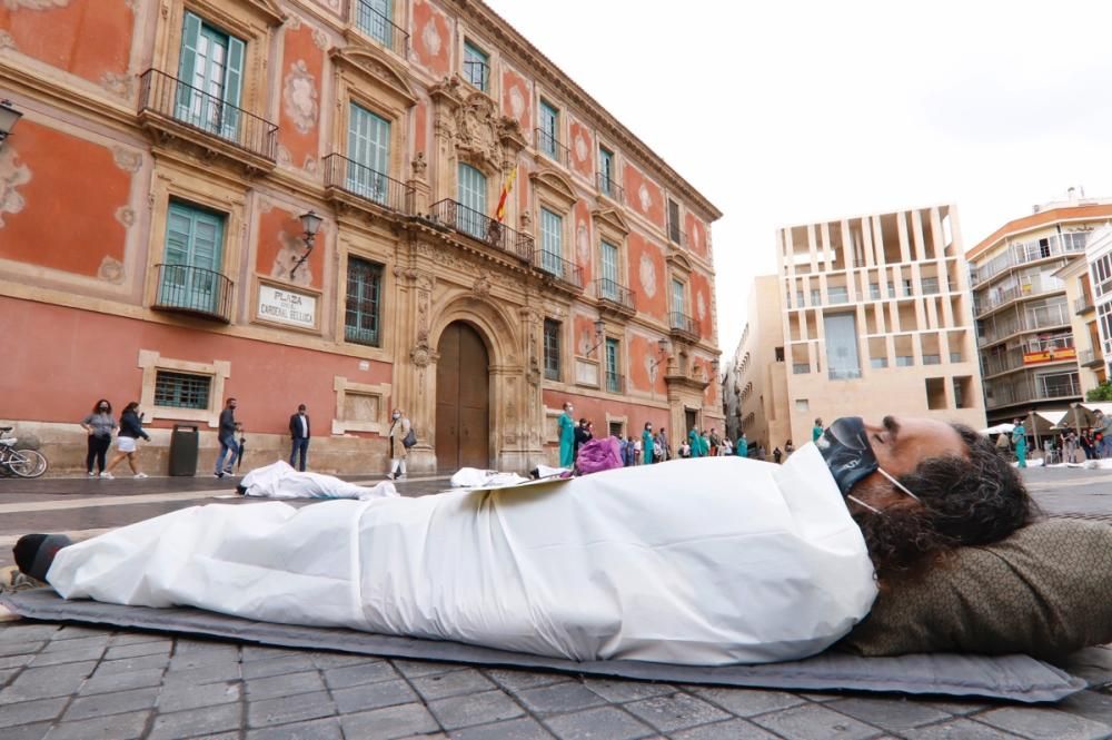 Las 'victimas' de la crisis climática, exhibidas en Murcia