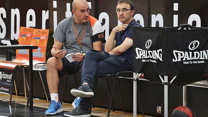 Jaume Ponsarnau y Chechu Mulero hablan durante un entrenamiento en La Fonteta.