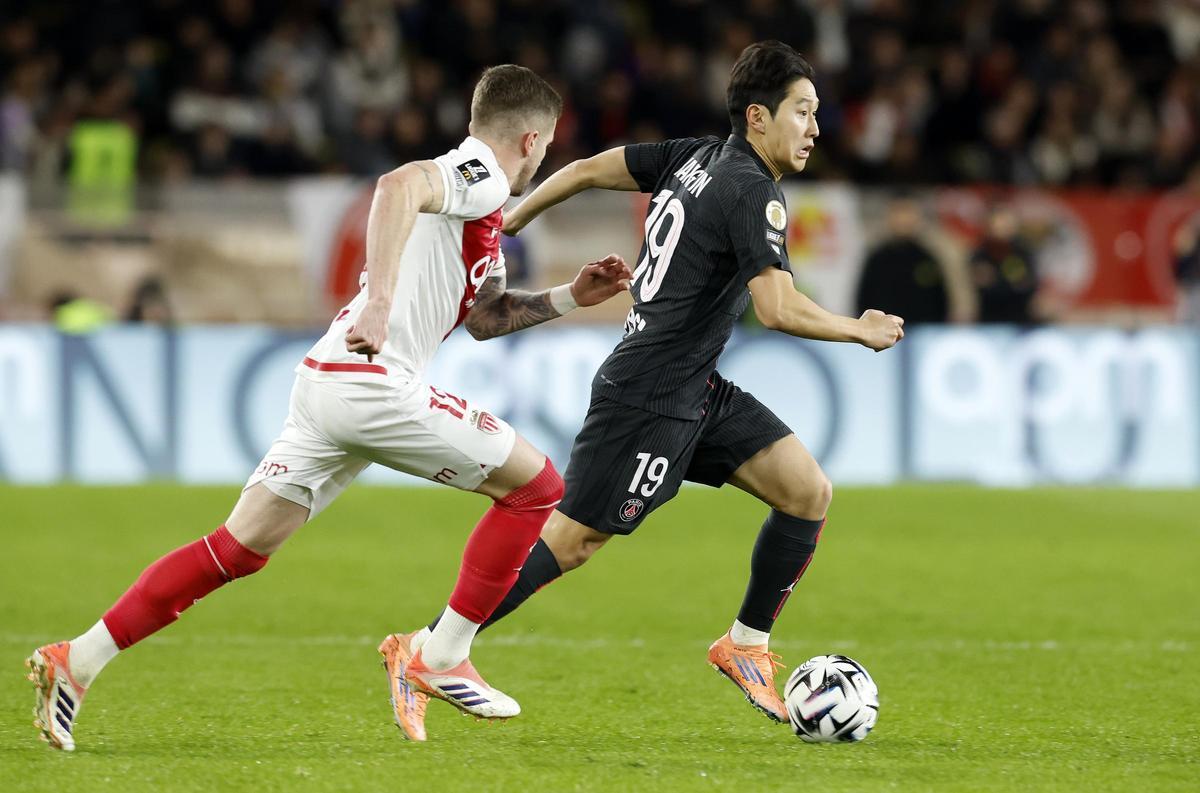 MONACO (Monaco), 29/11/2025.- Caio Henrique of Monaco (L) and Lee Kang-In of PSG in action during the French Ligue 1 soccer match between AS Monaco and Paris Saint-Germain FC, in Monaco, 29 November 2025. EFE/EPA/SEBASTIEN NOGIER