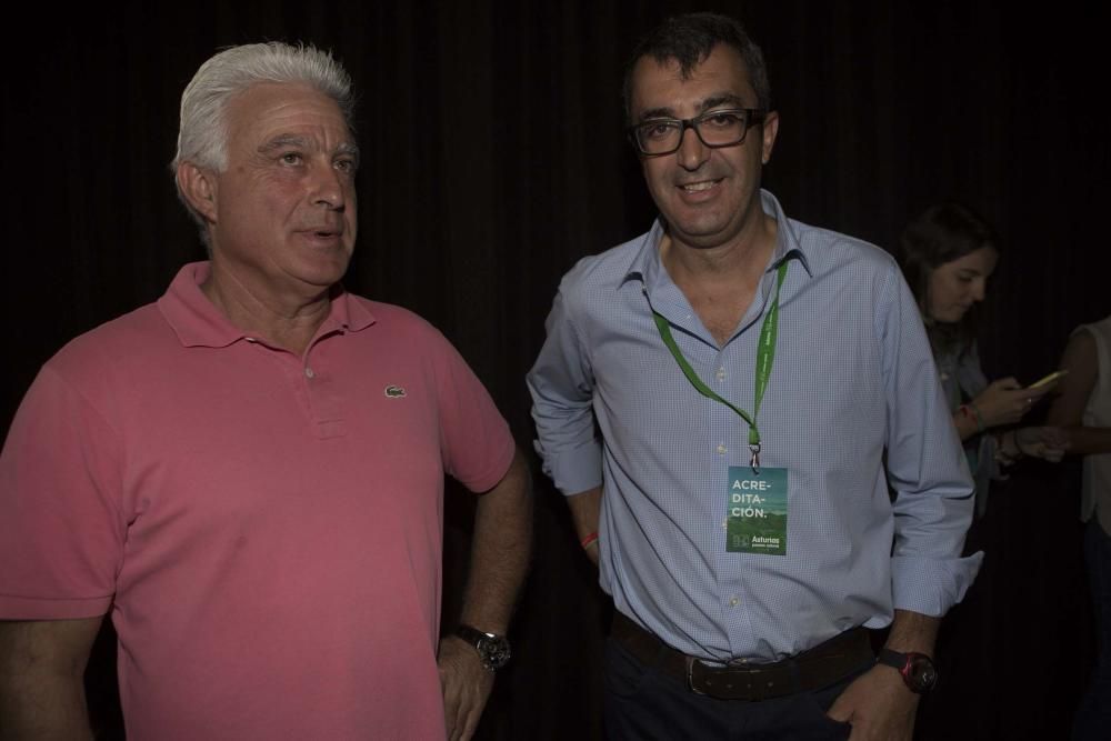 Periodistas y organizadores de la Vuelta Ciclista visitan el museo de Fernando Alonso