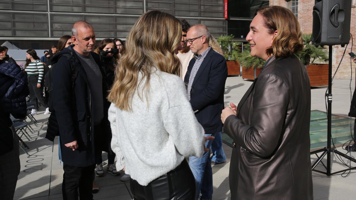 Ada Colau junto a la estudiante de la UPF con la que protagonizó un encontronazo.