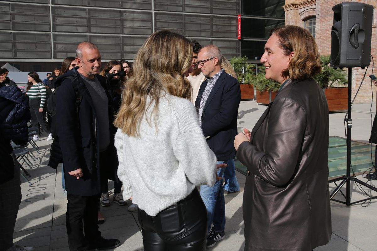 Colau justifica que es negués a respondre a l’estudiant que li va preguntar per la seva vestimenta Colau justifica que es negués a respondre a l’estudiant que li va preguntar per la seva vestimenta