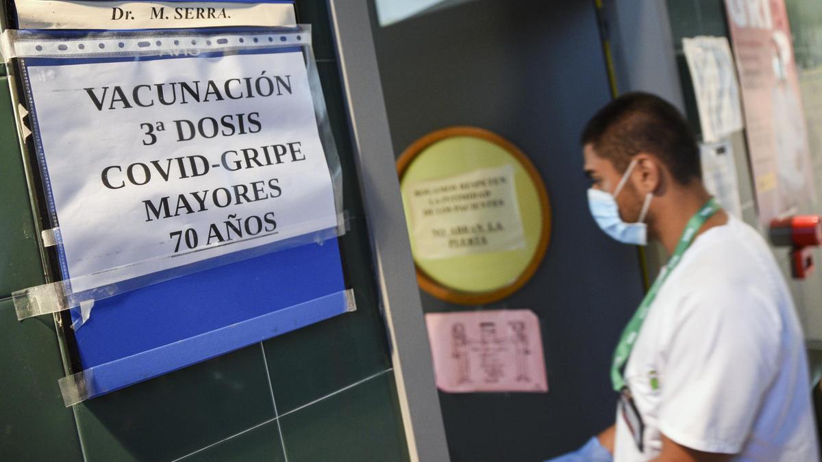 Un enfermero entra en una sala donde se administran vacunas en Valencia.