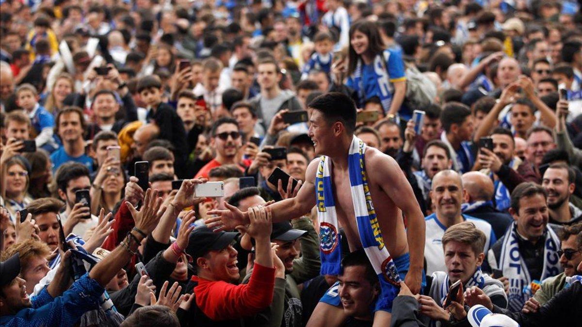 Wu Lei, llevado a hombros por la afición tras la clasificación para Europa. Con Gigi D'Agostino de fondo, claro.