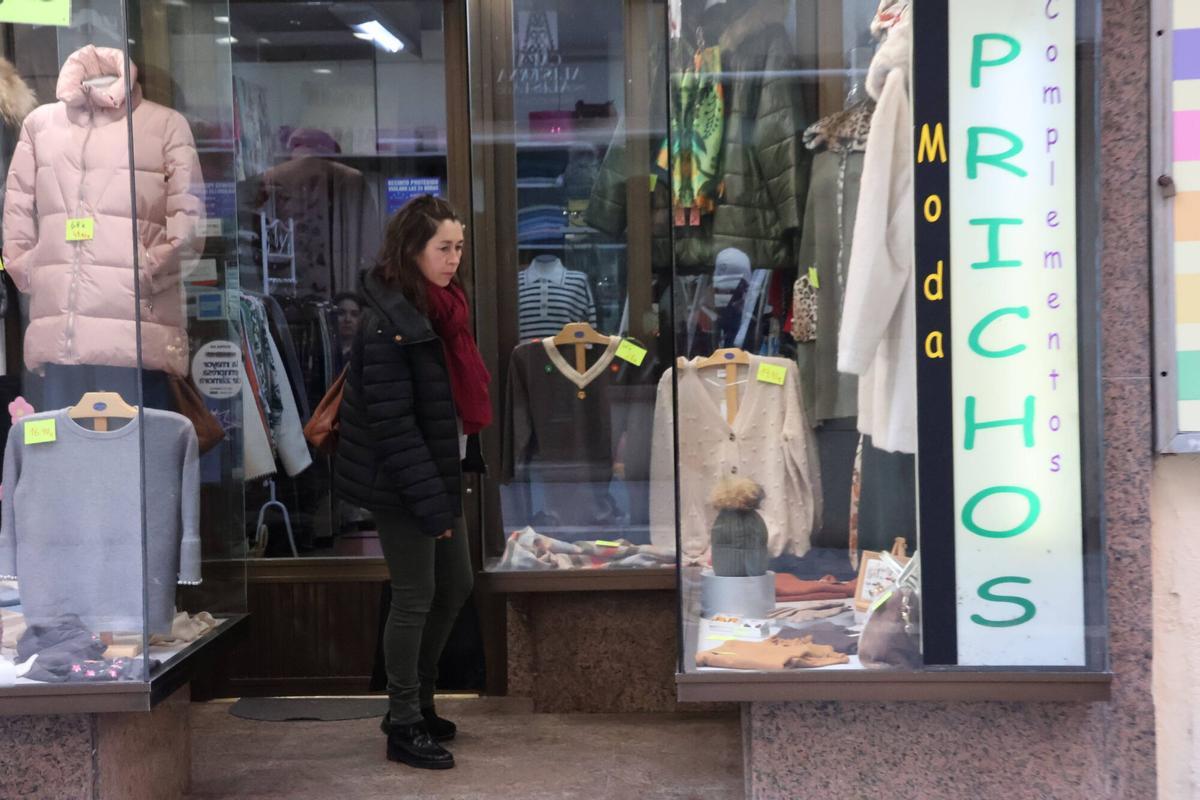 Fotos de gente entrando en algún comercio local