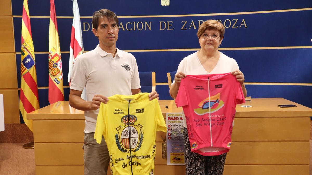La alcaldesa de Caspe junto al Club Ciclista Caspolino