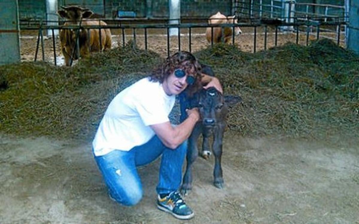 Vacances a Eivissa 8 Puyol, amb el substitut de la televisiva Queca, com deia de broma ahir el jugador.