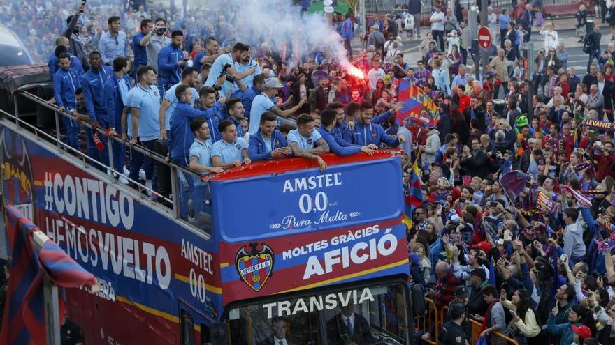 Así fue la celebración del Levante UD por las calles de València