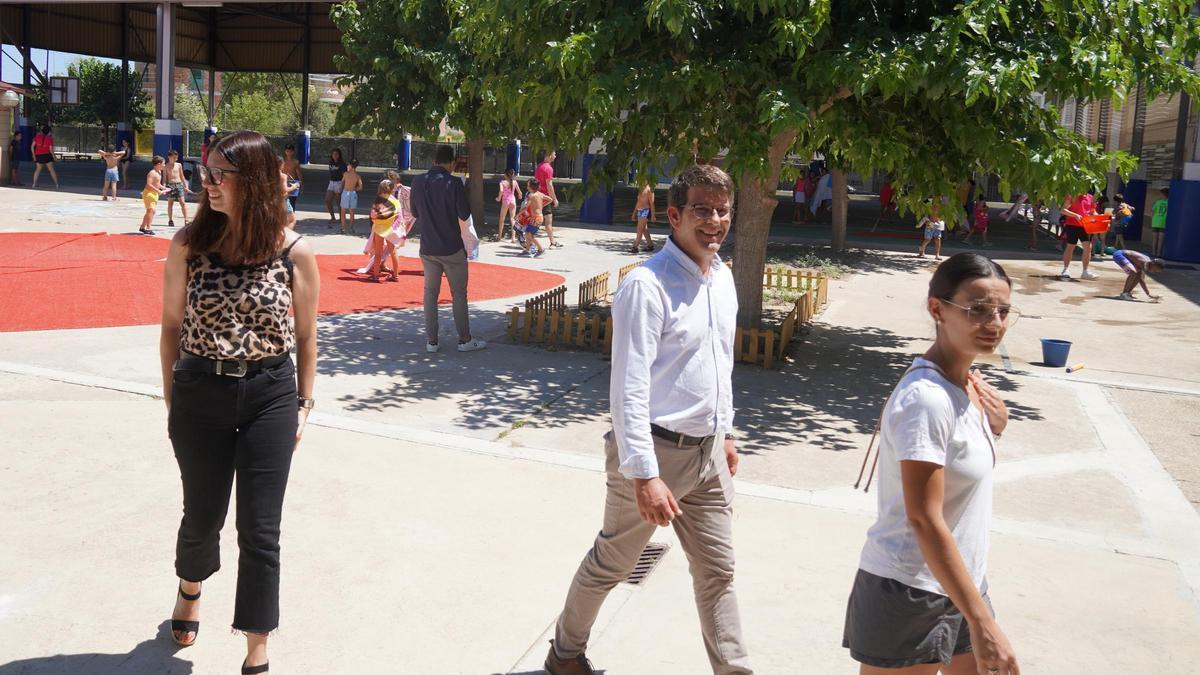 El alcalde Jorge Rodríguez y la regidora Paula Soler en las instalaciones de la Escuela de Verano
