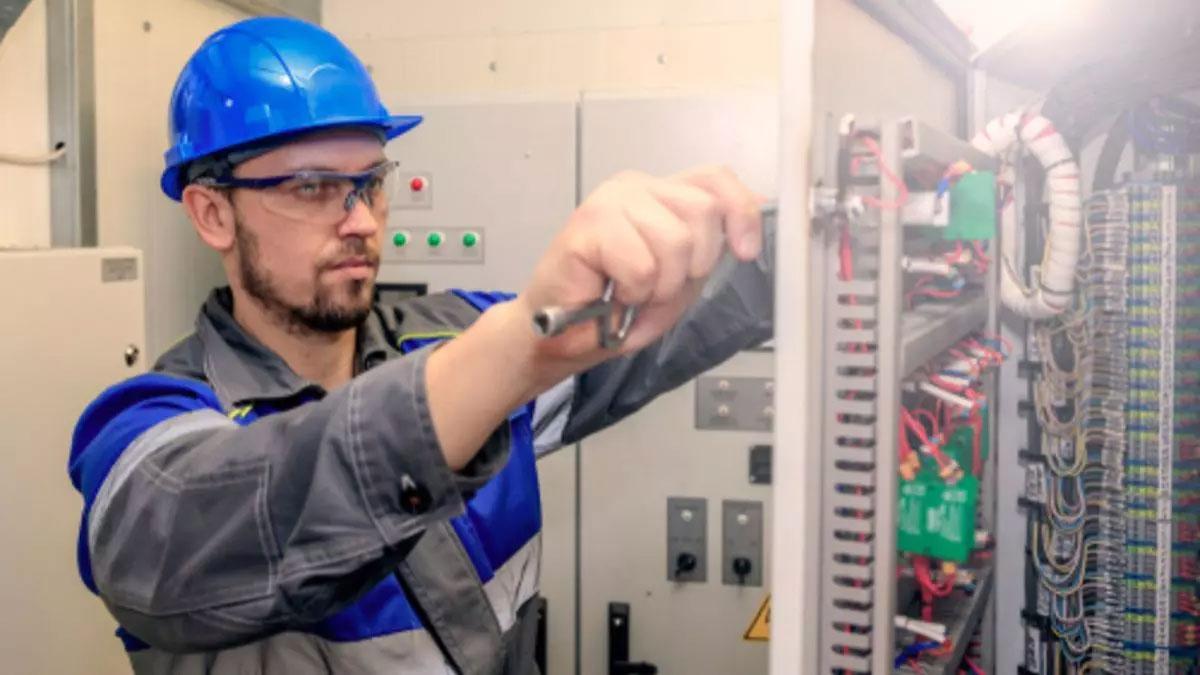 Un operario haciendo una reparación en un cuadro eléctrico.