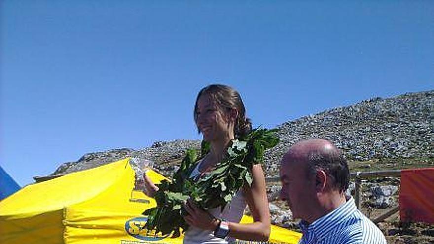 María Díez, en lo más alto del podio de la Carrera del Angliru.