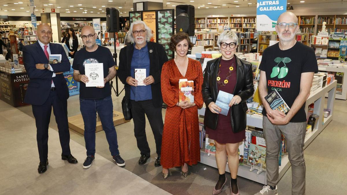 Pola esquerda, Pati Blanco, Francisco Castro, Antonio García Teijeiro, Elba Pedrosa, Inma López Silva e Marcos Calveiro, onte. |   // ALBA VILLAR