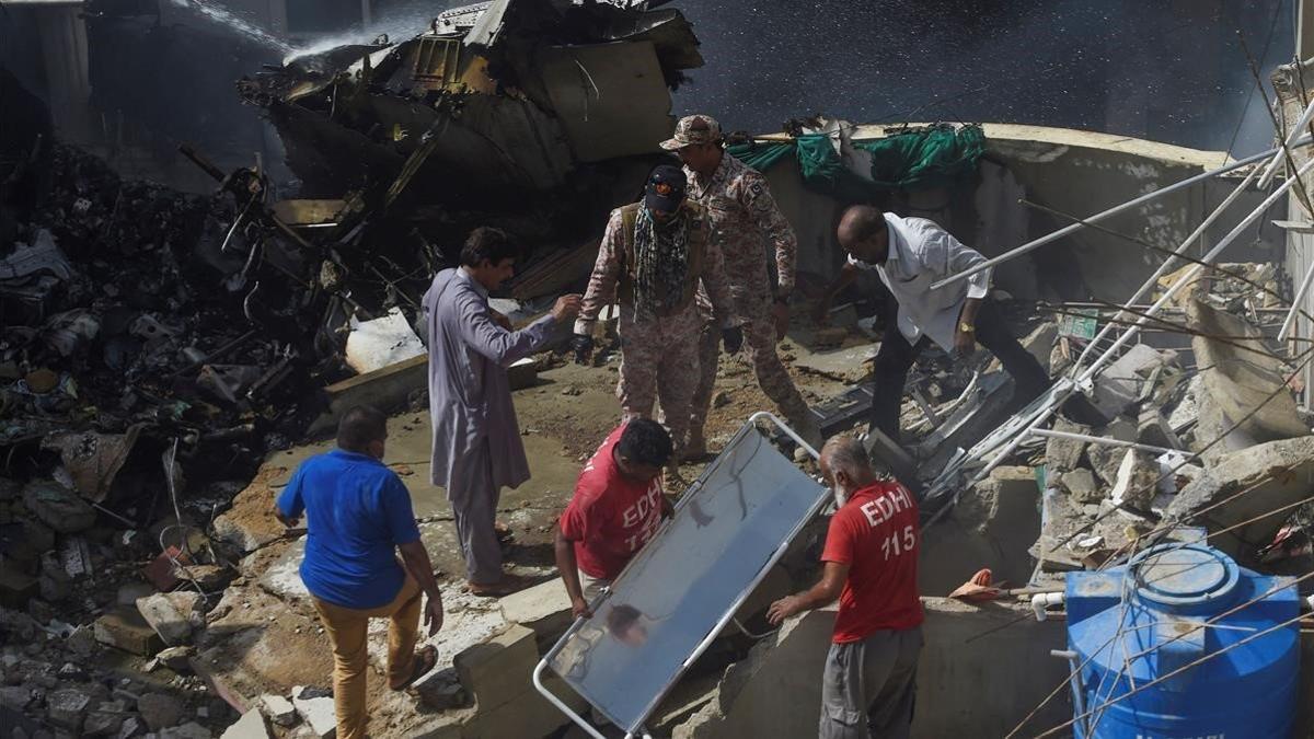 zentauroepp53498680 rescue workers gather at the site after a pakistan internati200522132927