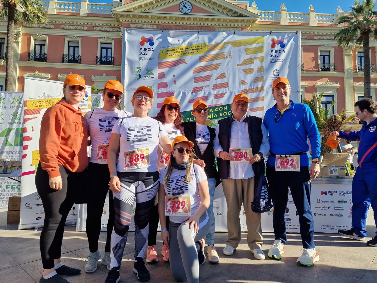 Integrantes de Crysalia, con la camiseta de la carrera.
